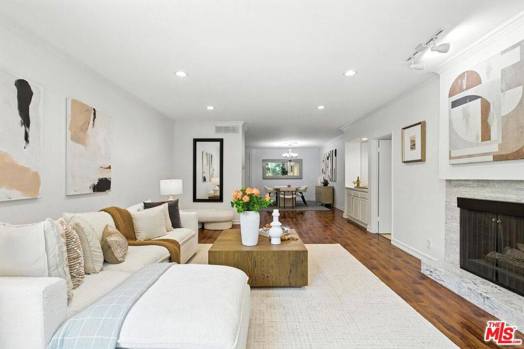 Los Angeles, CA 90025,1520 Camden AVE #103