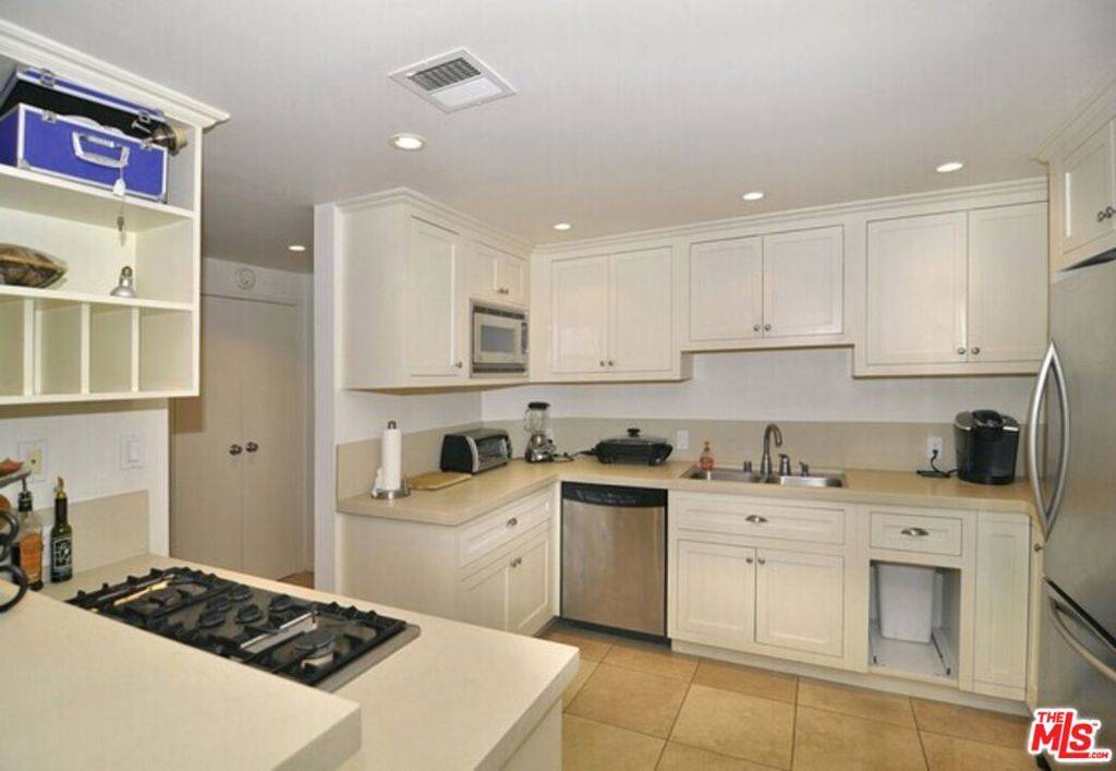 Los Angeles, CA 90048,660 N Sweetzer AVE #204