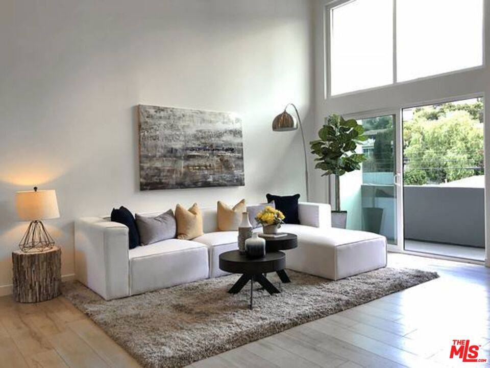 Los Angeles, CA 90039,2211 GRIFFITH PARK #17