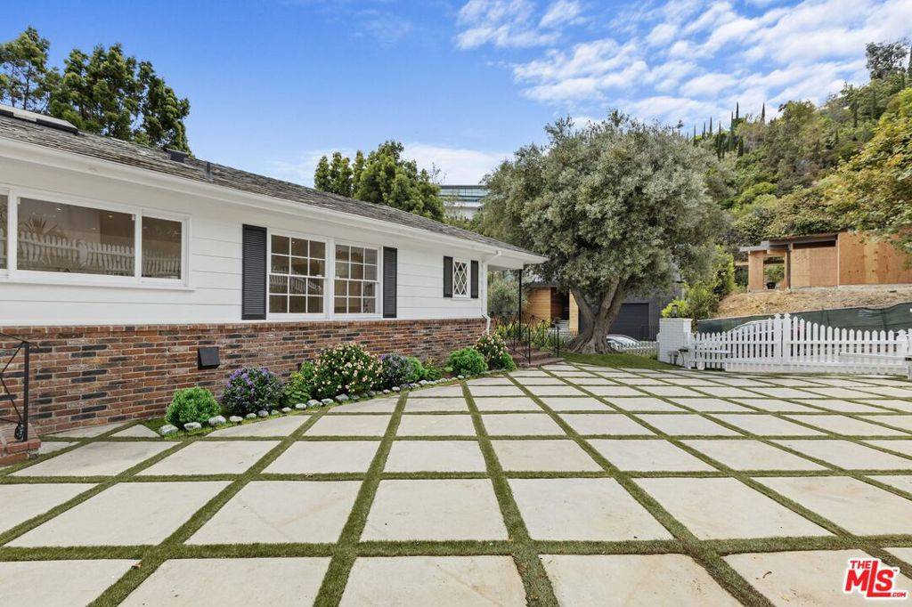 Los Angeles, CA 90069,1462 Rising Glen RD