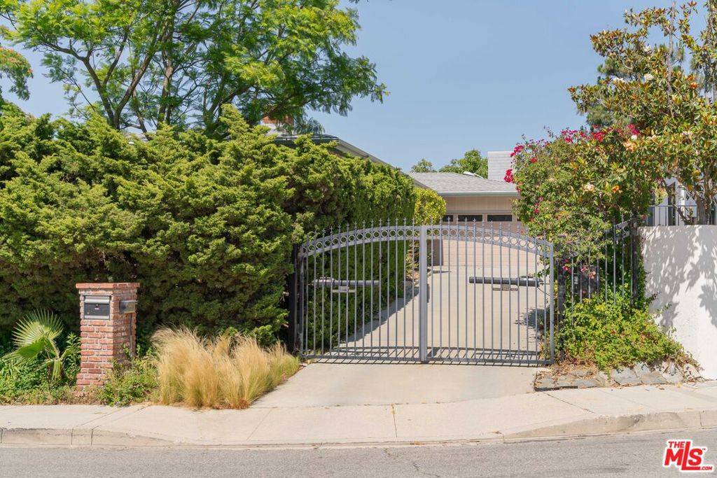 Los Angeles, CA 90046,2660 Byron PL