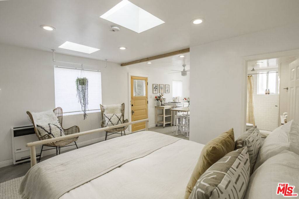 Venice, CA 90291,718 #B Vernon AVE