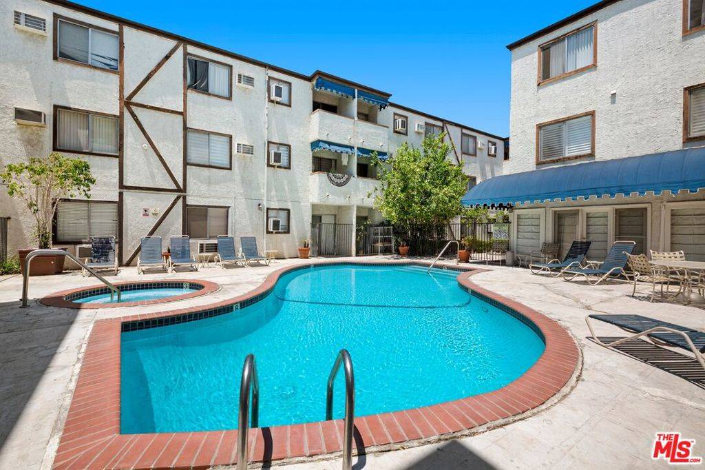 Tarzana, CA 91356,18530 Hatteras ST #115