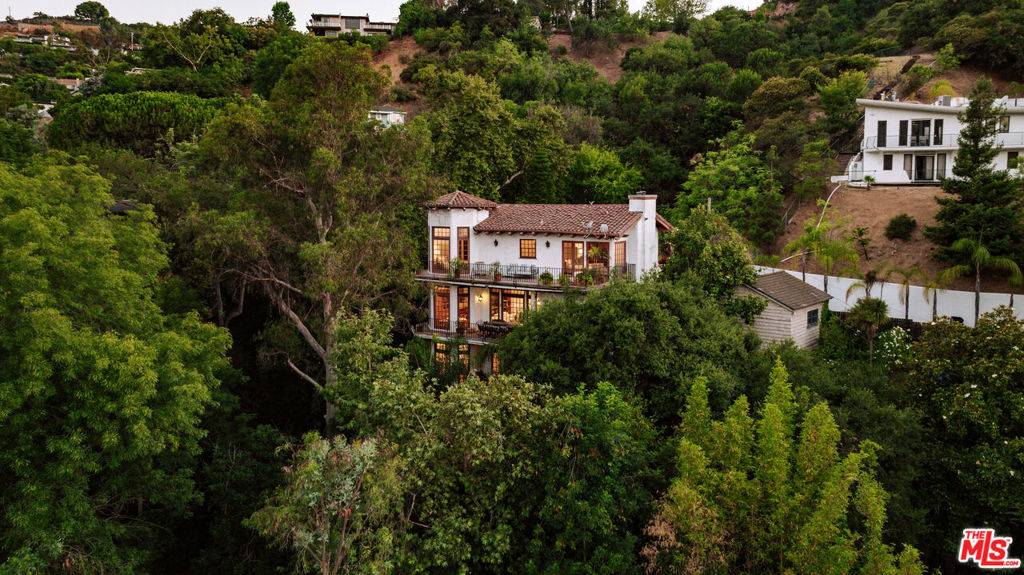 Los Angeles, CA 90068,2942 Passmore DR