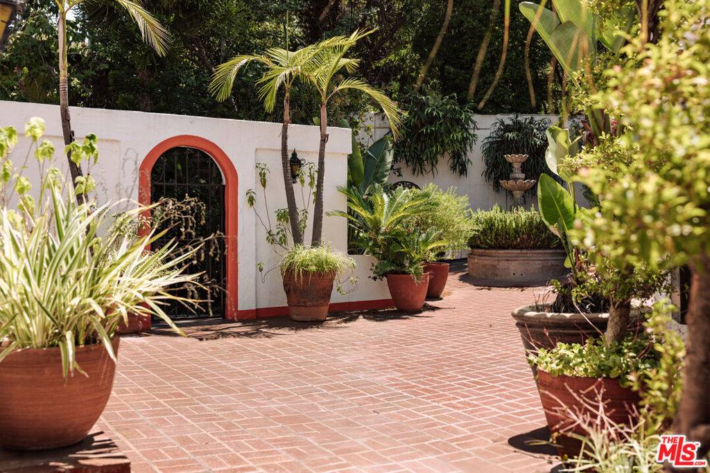 Los Angeles, CA 90068,2942 Passmore DR