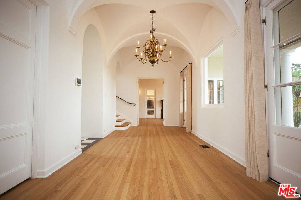 Los Angeles, CA 90077,356 Saint Pierre RD