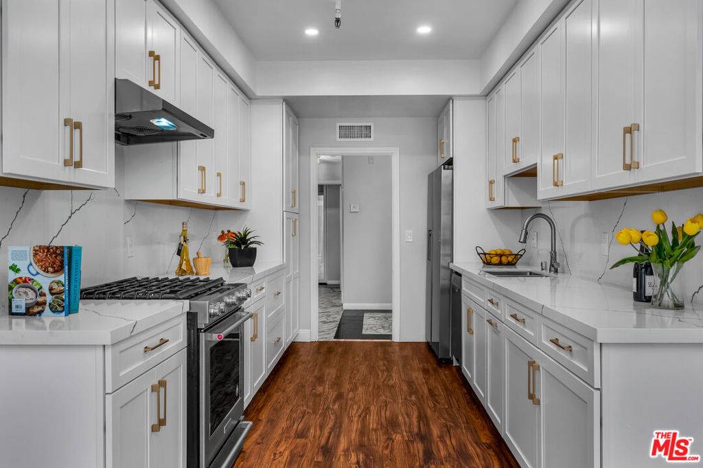 Beverly Hills, CA 90211,125 N Gale DR #303