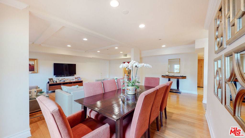 West Hollywood, CA 90048,118 S Clark DR #105