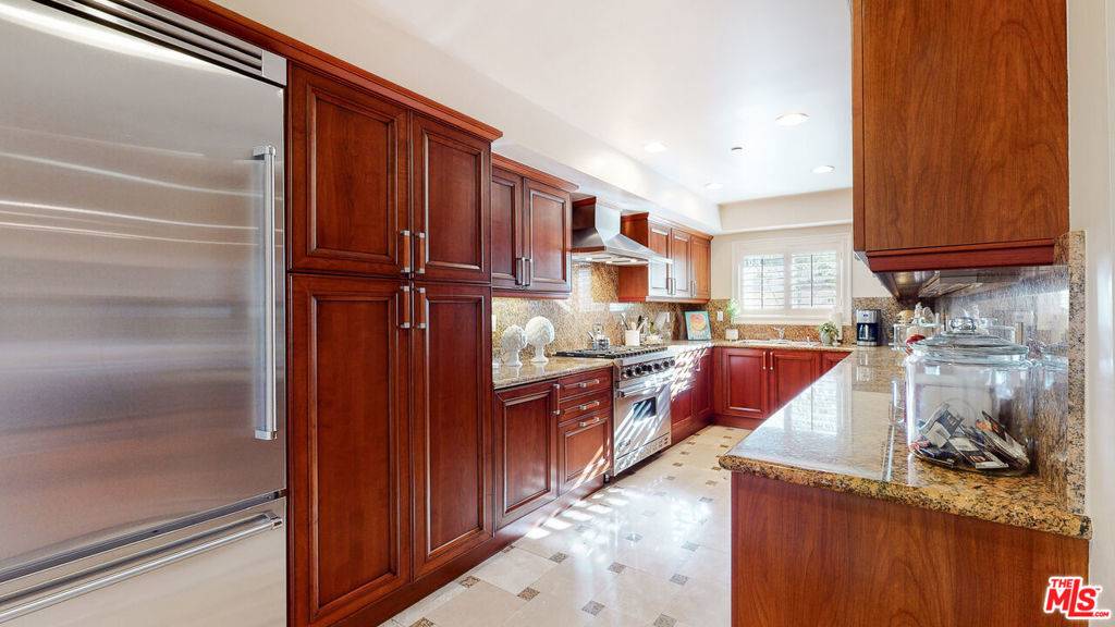 West Hollywood, CA 90048,118 S Clark DR #105
