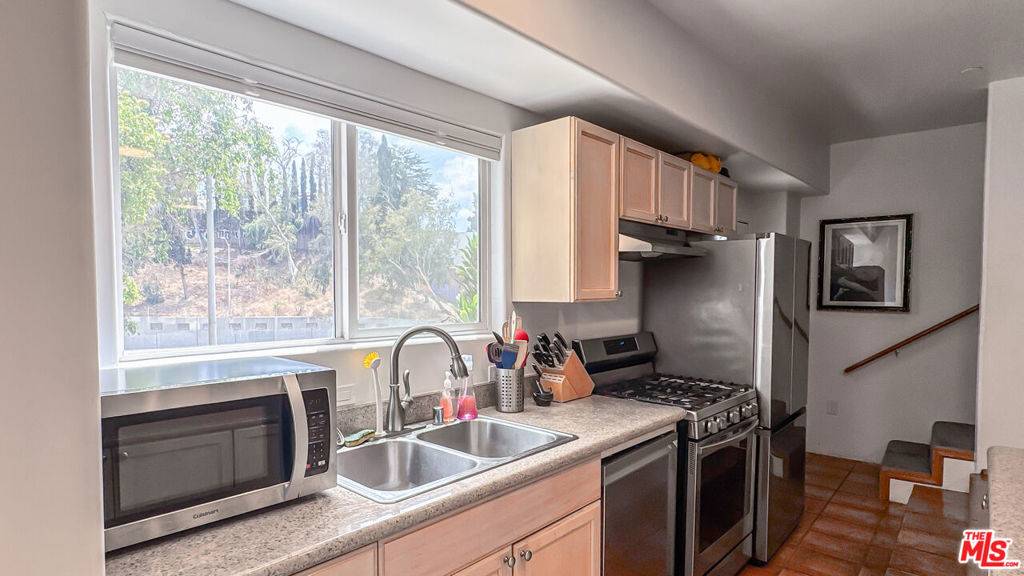 Los Angeles, CA 90068,6820 Whitley TER