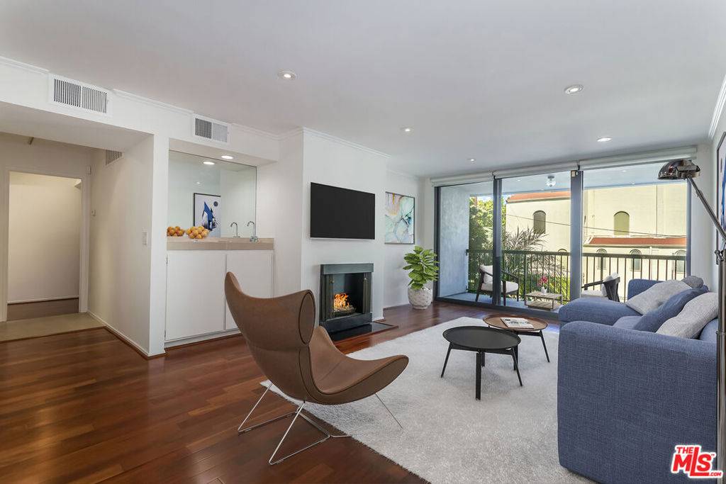 West Hollywood, CA 90069,906 N Doheny DR #219