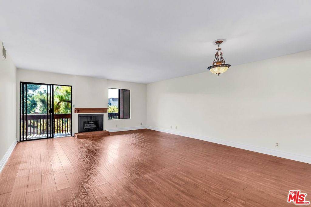 Sherman Oaks, CA 91403,15207 Magnolia BLVD #209