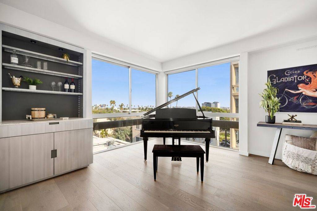 Beverly Hills, CA 90210,320 N Maple DR #507