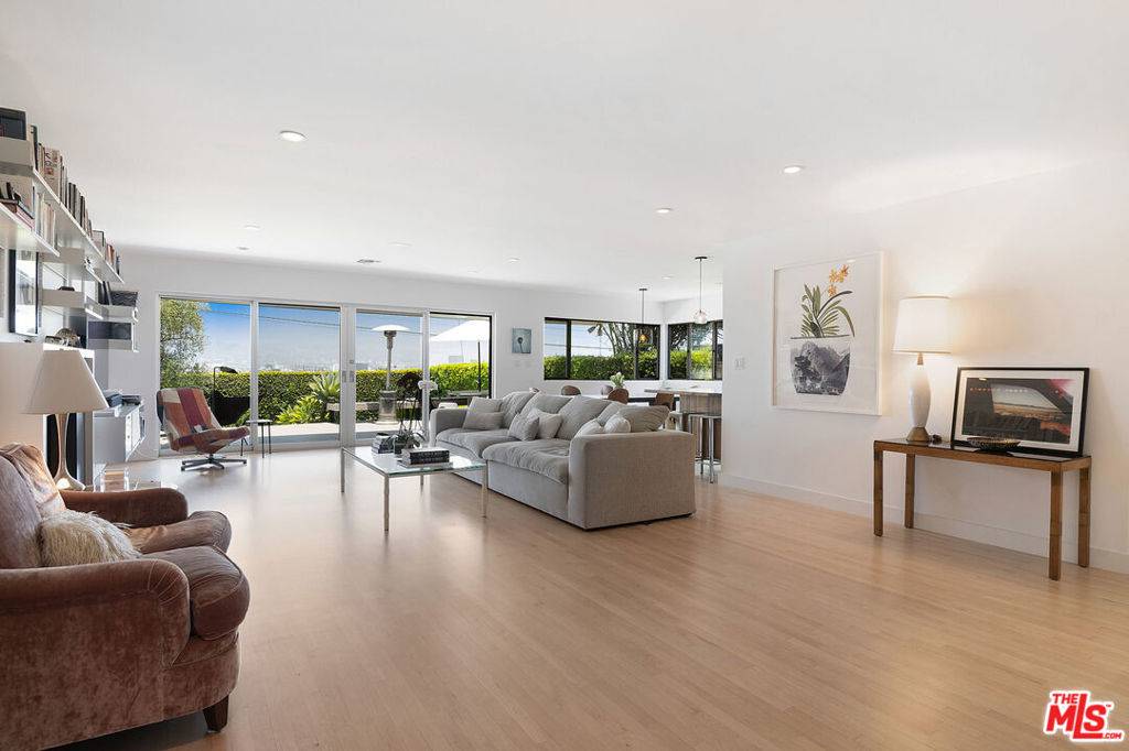Los Angeles, CA 90034,9353 Duxbury RD