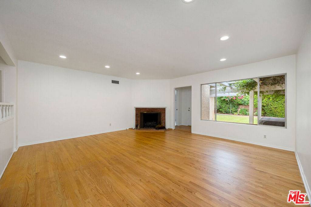Winnetka, CA 91306,20763 Skouras DR