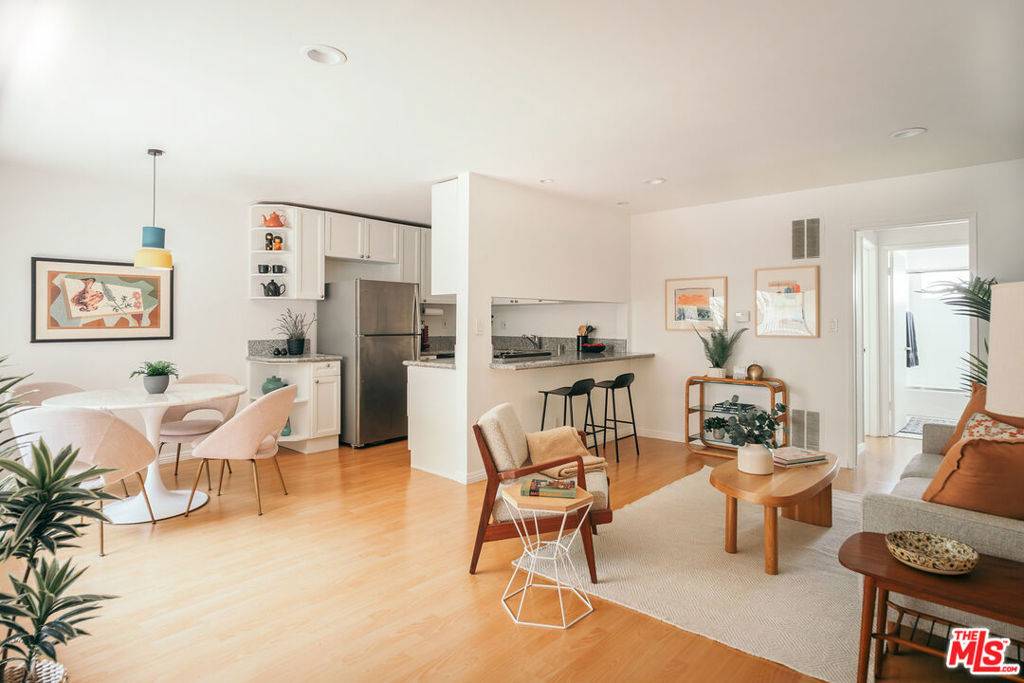 Los Angeles, CA 90027,1930 N Vermont AVE #207