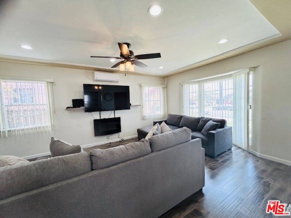 Los Angeles, CA 90047,2140 W 83rd ST