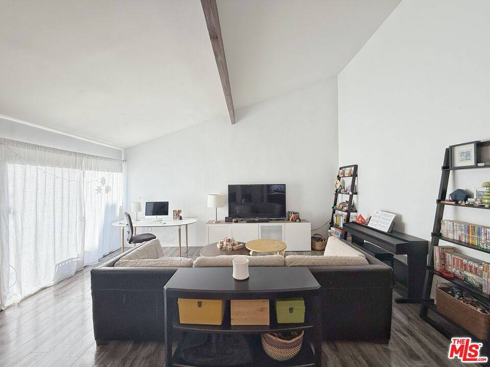 Woodland Hills, CA 91367,5800 Owensmouth AVE #25