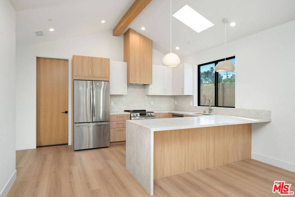 Woodland Hills, CA 91367,5662 Winnetka AVE