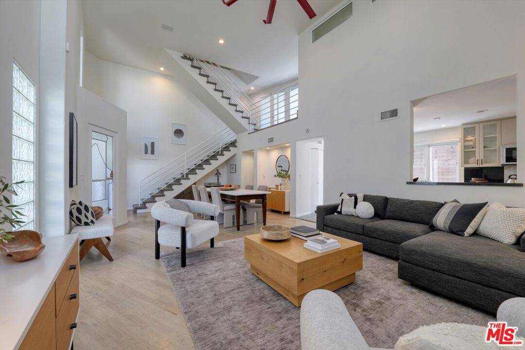 Santa Monica, CA 90403,833 17th ST #5