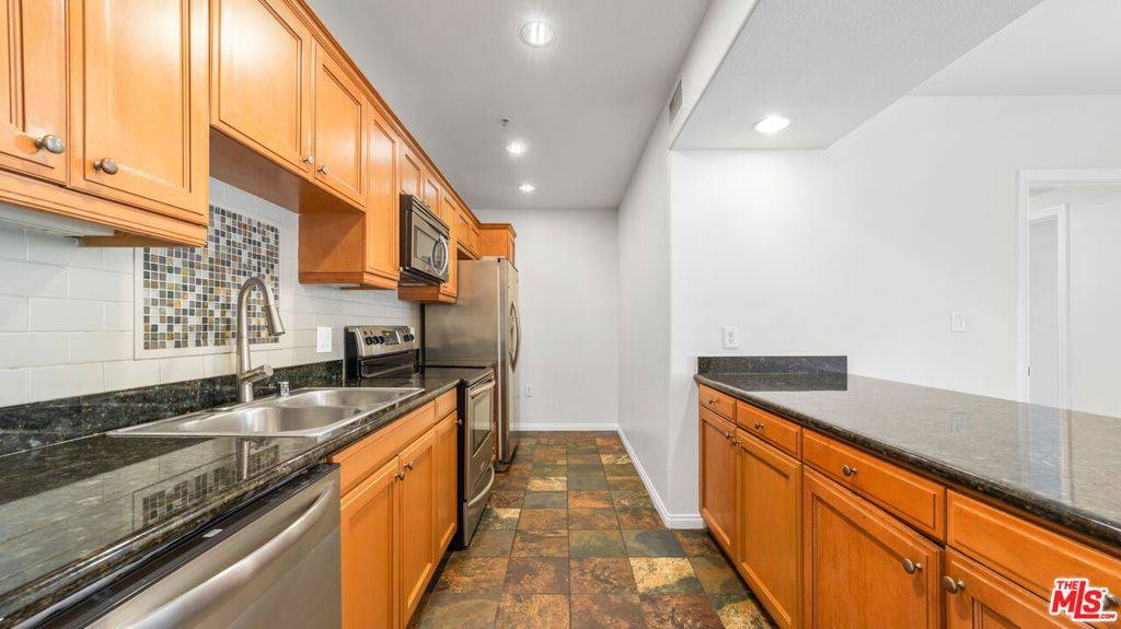 Los Angeles, CA 90008,3740 Santa Rosalia DR #315