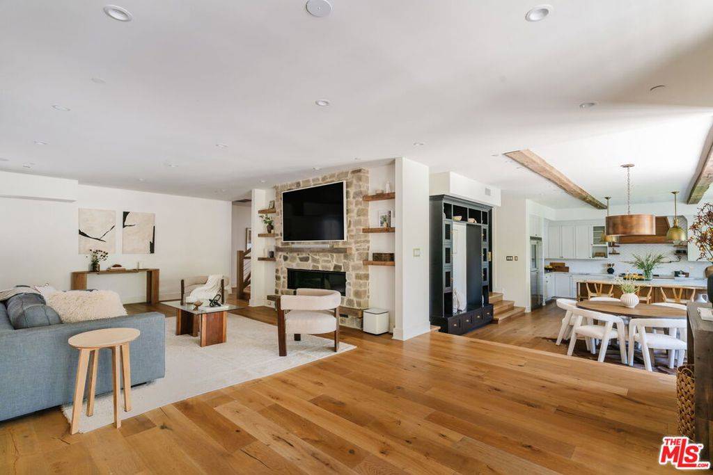 Valley Village, CA 91607,11734 Huston ST