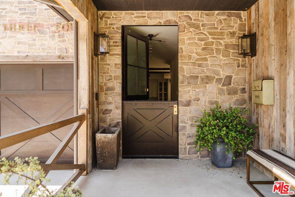 Valley Village, CA 91607,11734 Huston ST