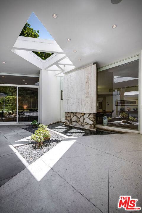 Beverly Hills, CA 90210,1010 N Rexford DR