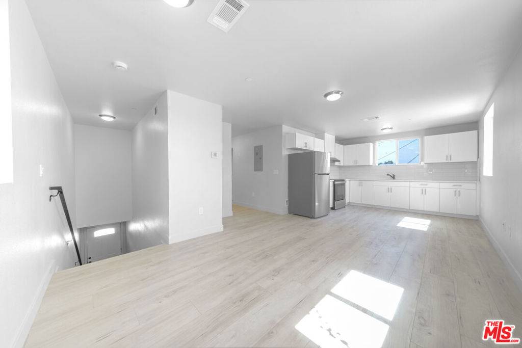 Los Angeles, CA 90003,238 84th PL