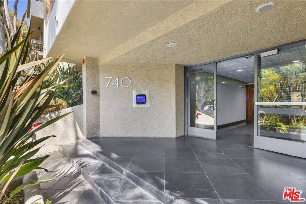 West Hollywood, CA 90069,740 N Kings RD #114