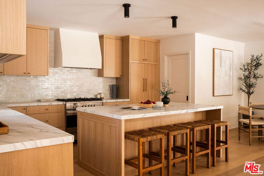Tarzana, CA 91356,19507 Valdez DR