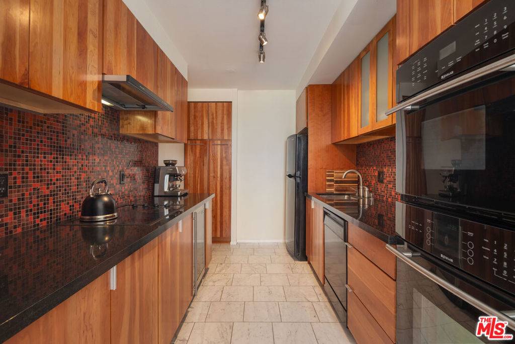 West Hollywood, CA 90069,927 N Kings RD #303