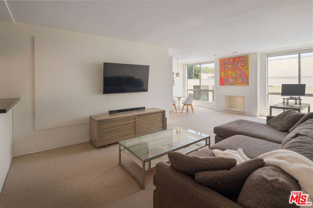 West Hollywood, CA 90069,927 N Kings RD #303