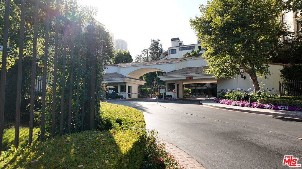 Los Angeles, CA 90067,2131 Century Park LN #301