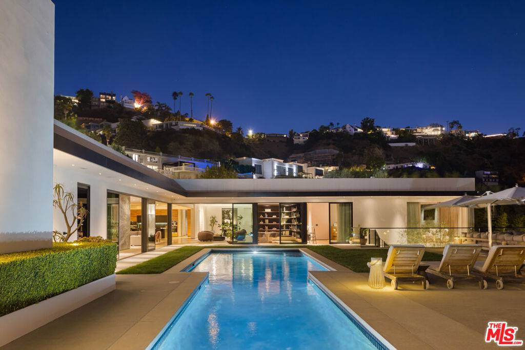 Los Angeles, CA 90069,1877 Rising Glen RD