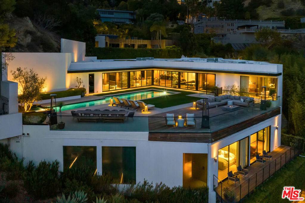 Los Angeles, CA 90069,1877 Rising Glen RD