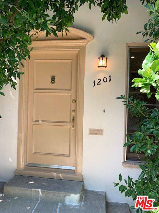 Los Angeles, CA 90019,1201 S OGDEN DR