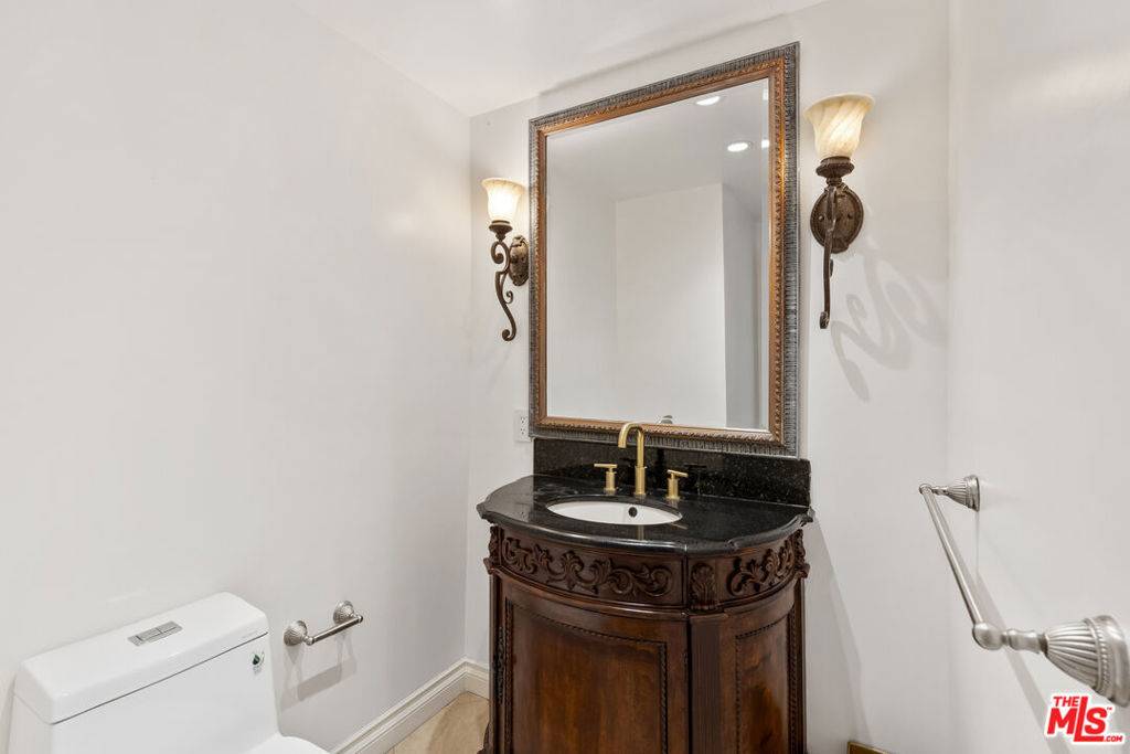 Los Angeles, CA 90077,10211 Clematis CT