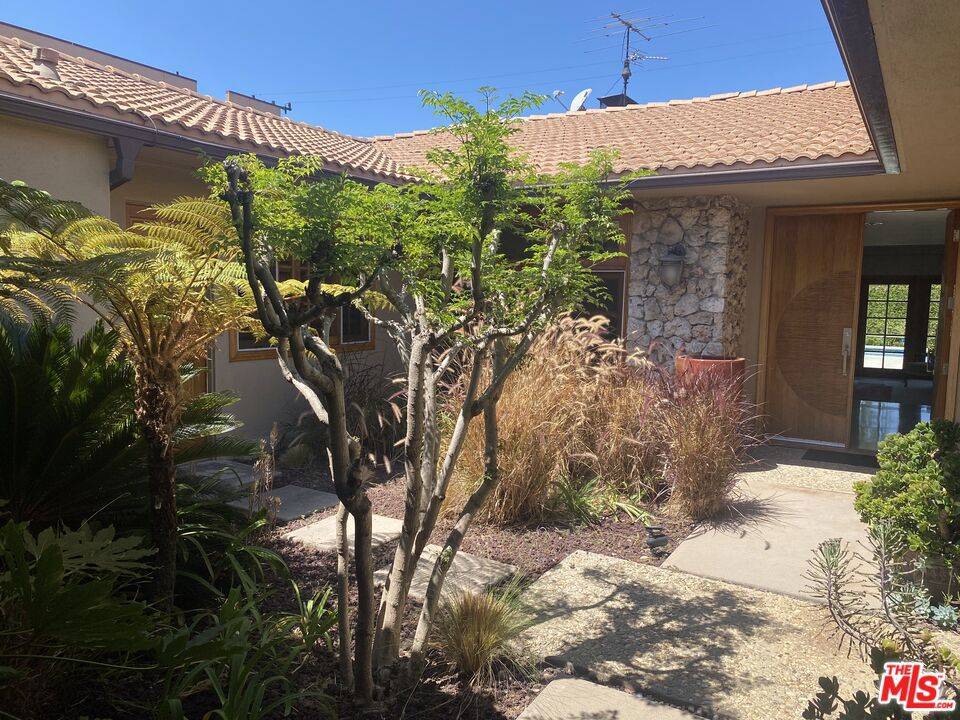 Los Angeles, CA 90056,6633 S Sherbourne DR