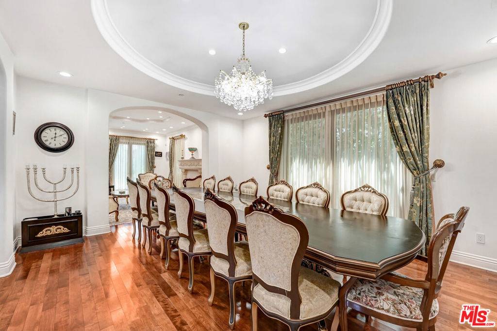 Beverly Hills, CA 90211,219 S Willaman DR