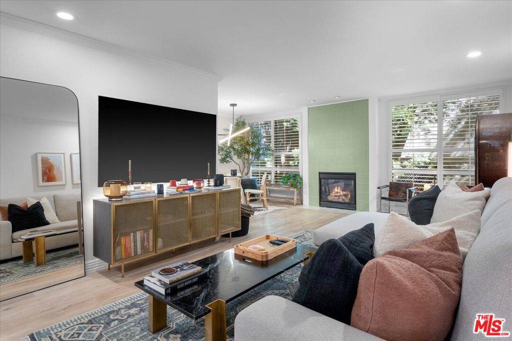 West Hollywood, CA 90069,927 N Kings RD #113