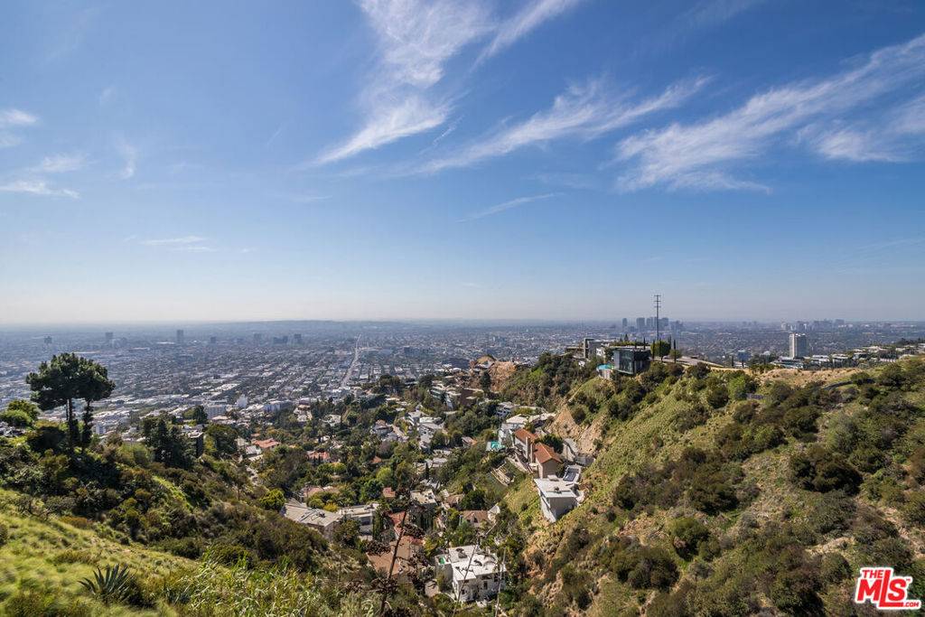 Los Angeles, CA 90046,8506 Magnolia DR
