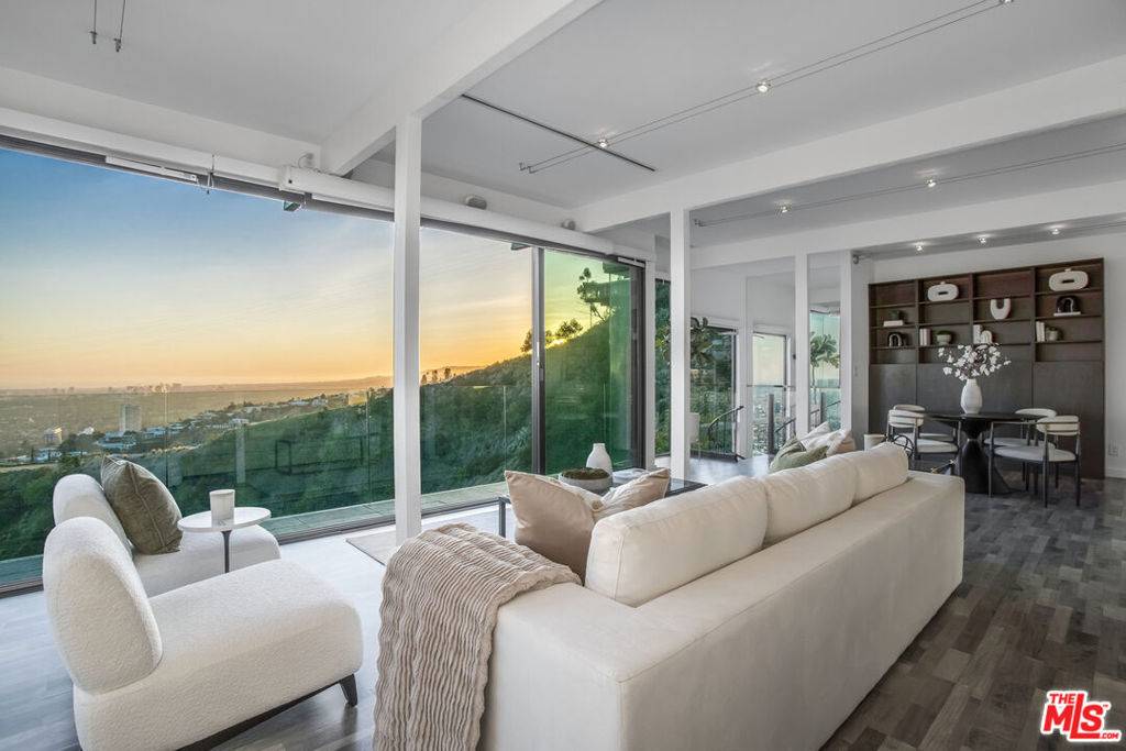 Los Angeles, CA 90046,8506 Magnolia DR