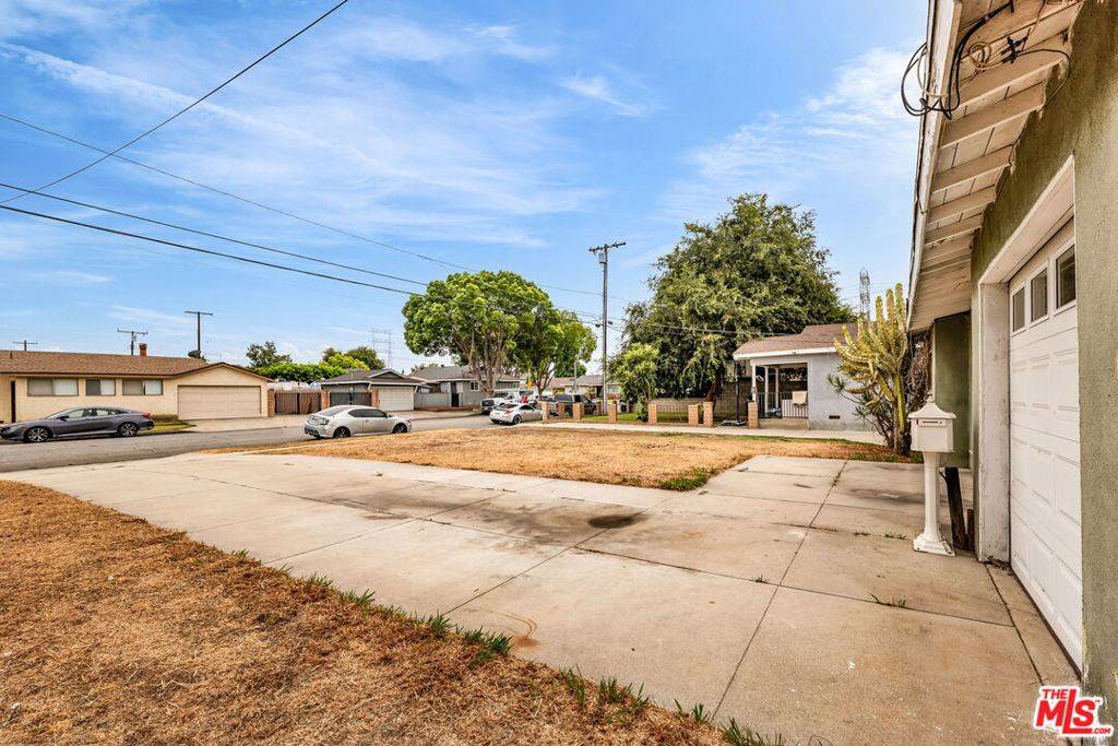 Paramount, CA 90723,8753 Vans ST