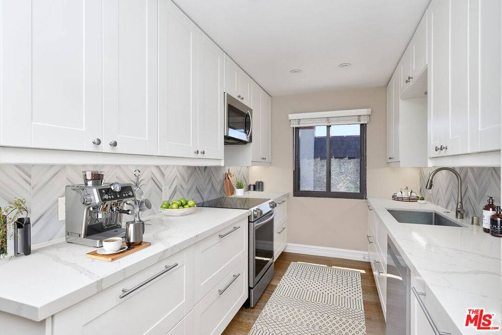 Playa Del Rey, CA 90293,8828 Pershing DR #313