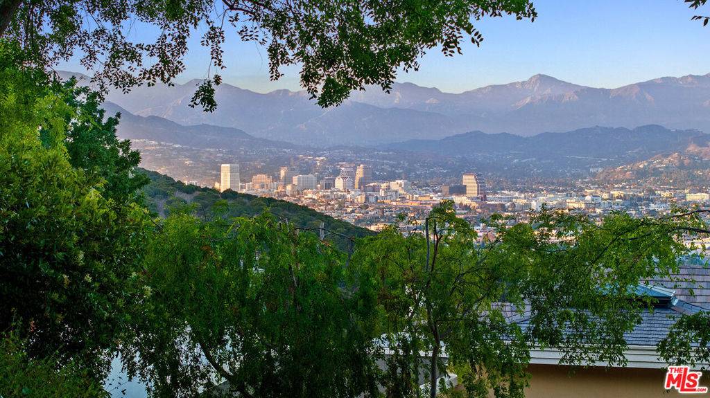 Los Angeles, CA 90027,3775 Amesbury RD