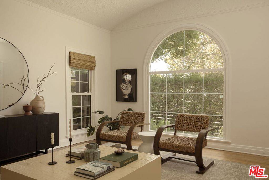 Los Angeles, CA 90016,3520 Somerset DR