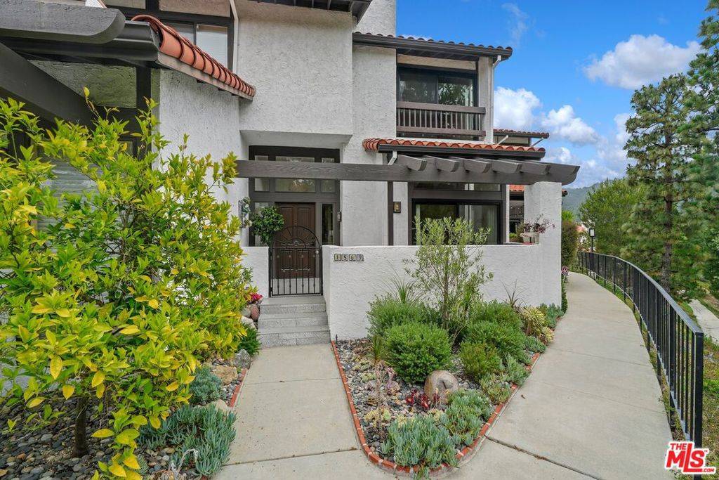 Pacific Palisades, CA 90272,1569 Michael LN