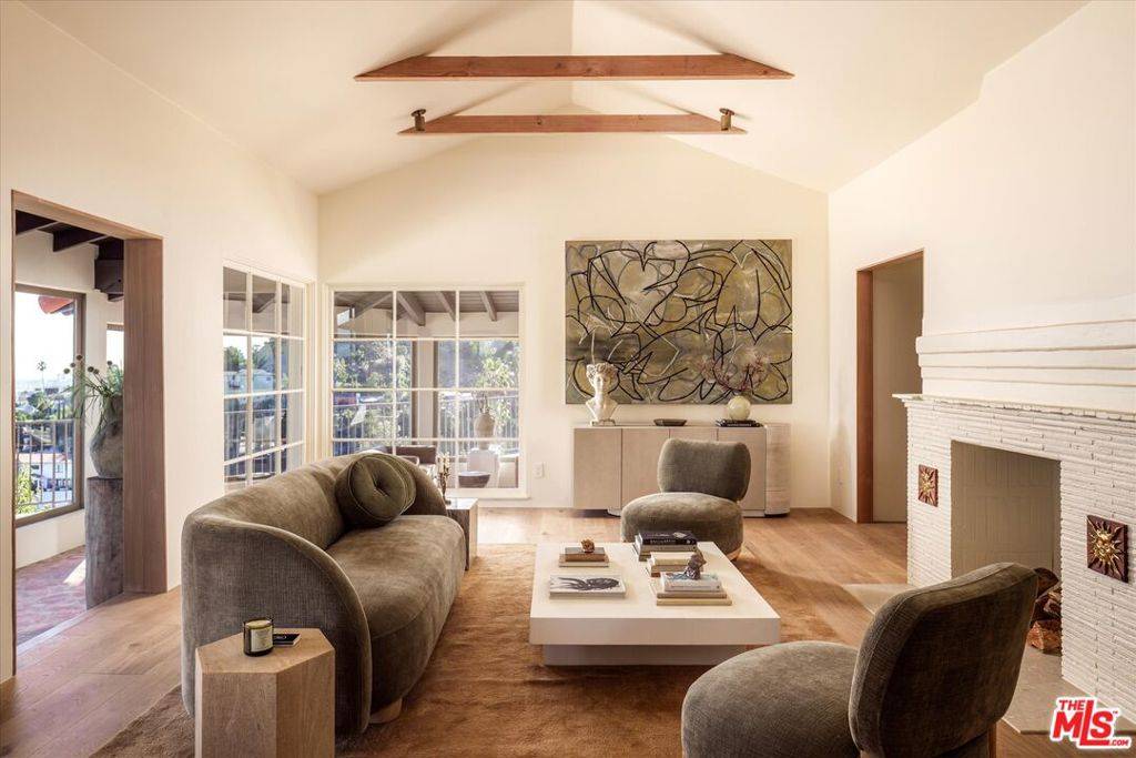 Los Angeles, CA 90068,6911 Los Tilos RD