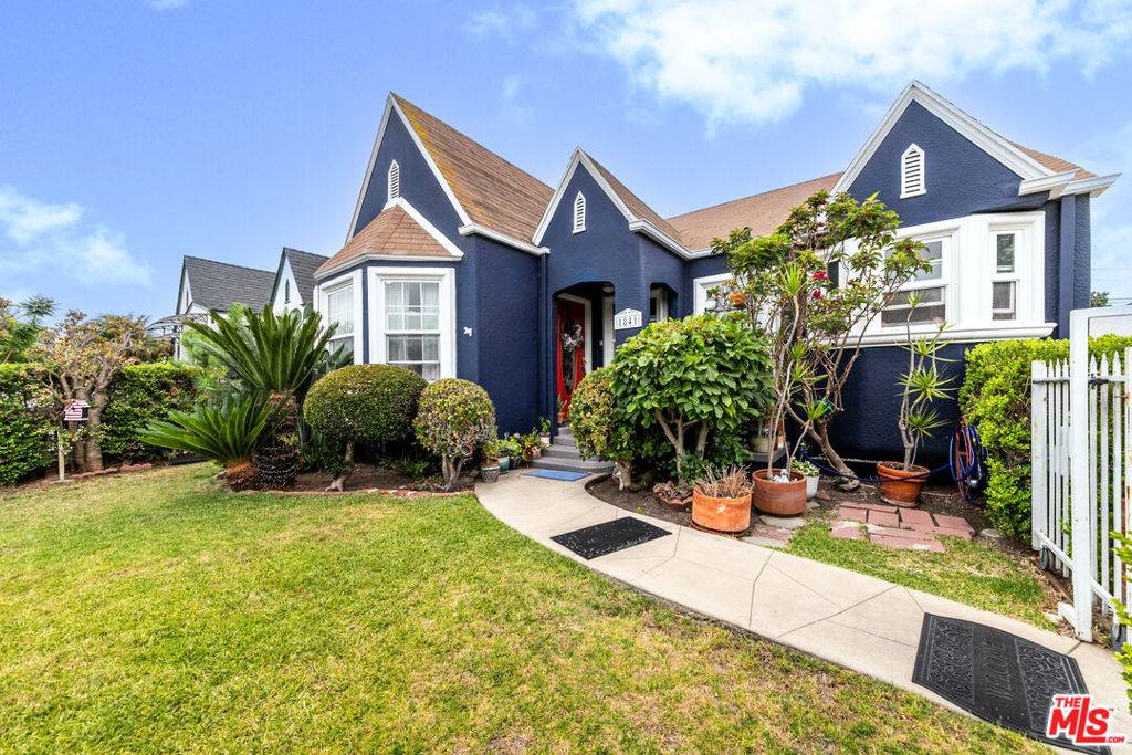 Los Angeles, CA 90019,1841 Clyde AVE